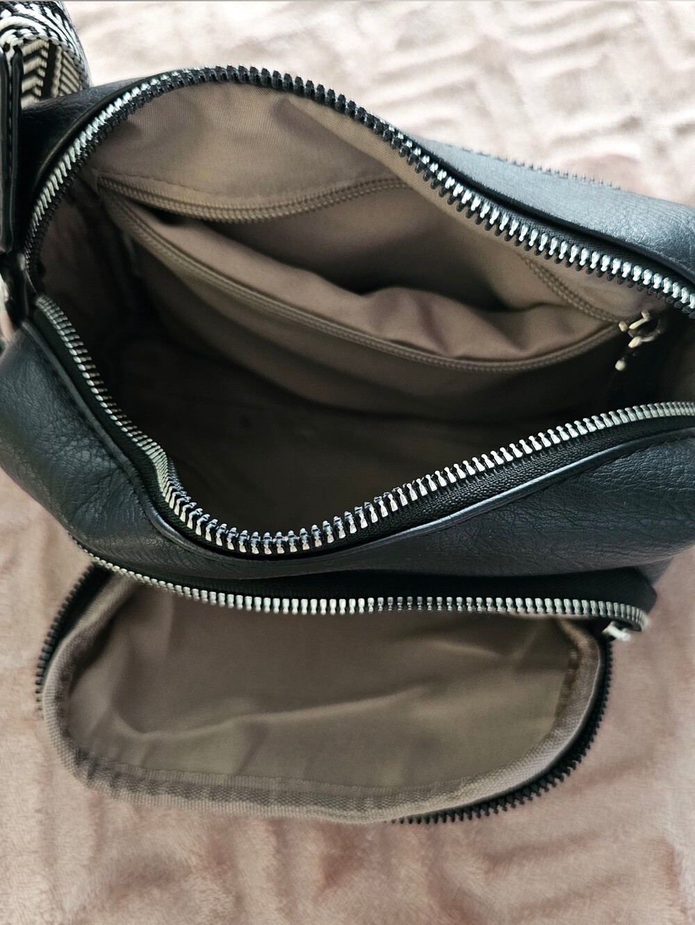 Cluci Black Leather Crossbody - Picture 2 of 7